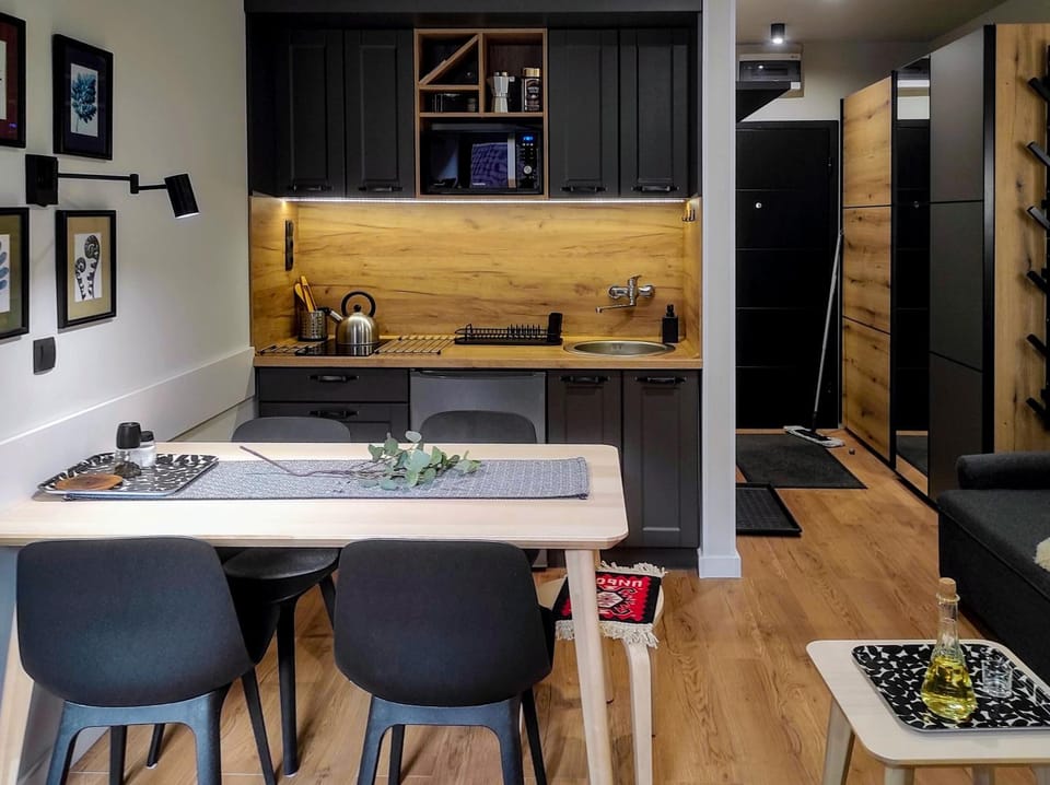 Kitchen or kitchenette, Dining area