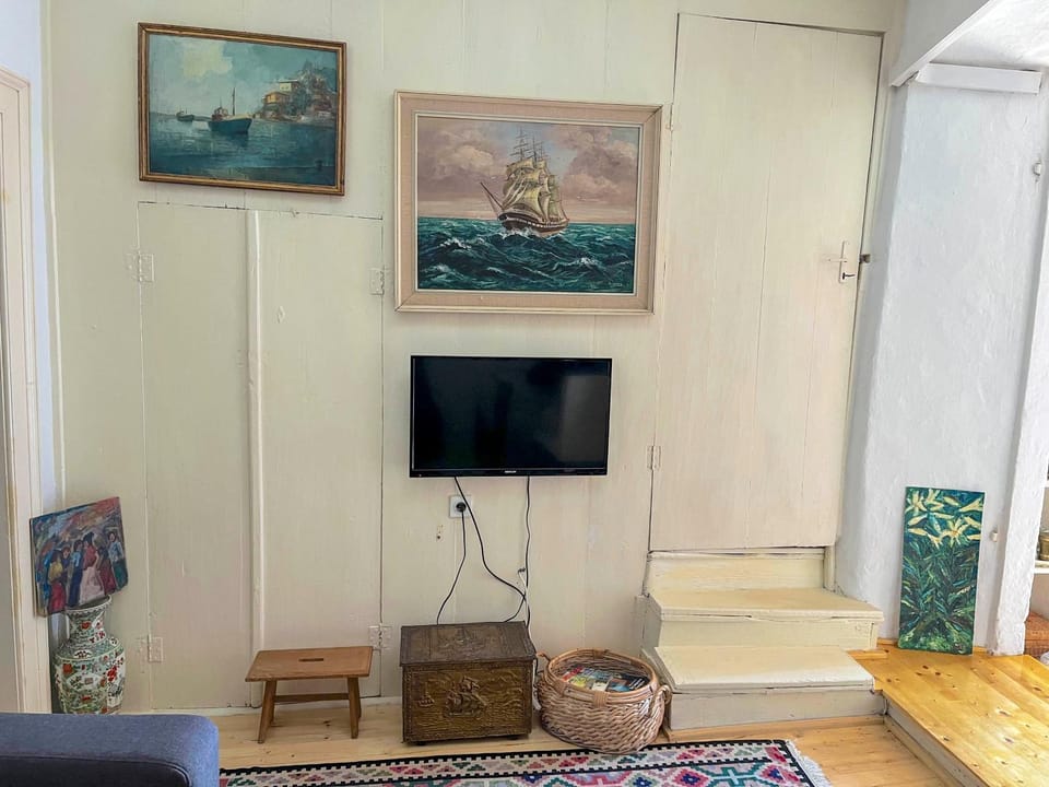 TV and multimedia, Living room, Seating area, Evening entertainment