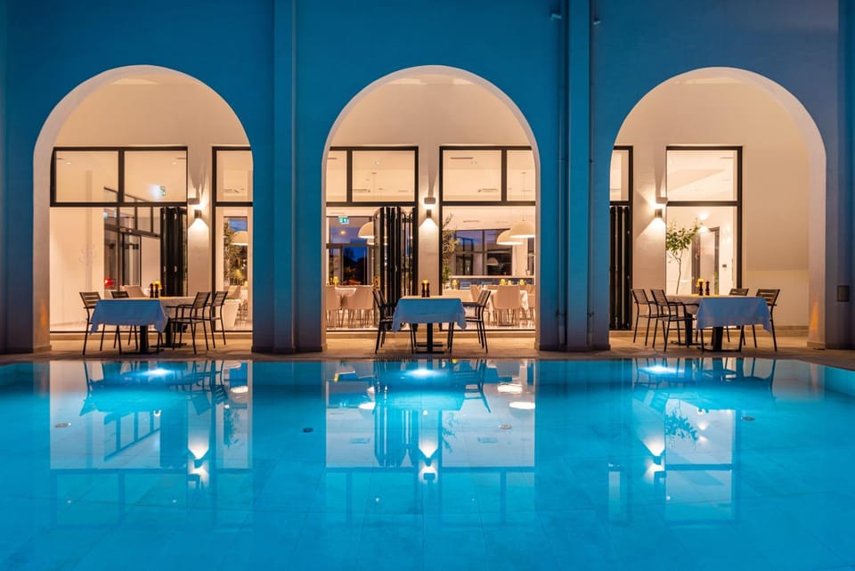 Restaurant/places to eat, Pool view, Swimming pool