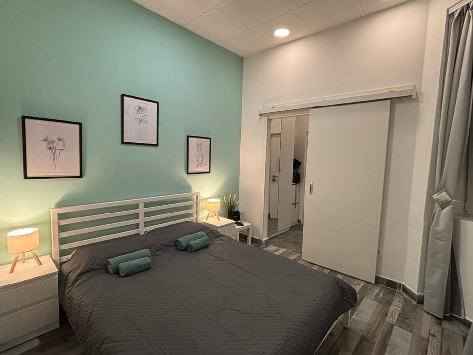 Bed, Bedroom, towels