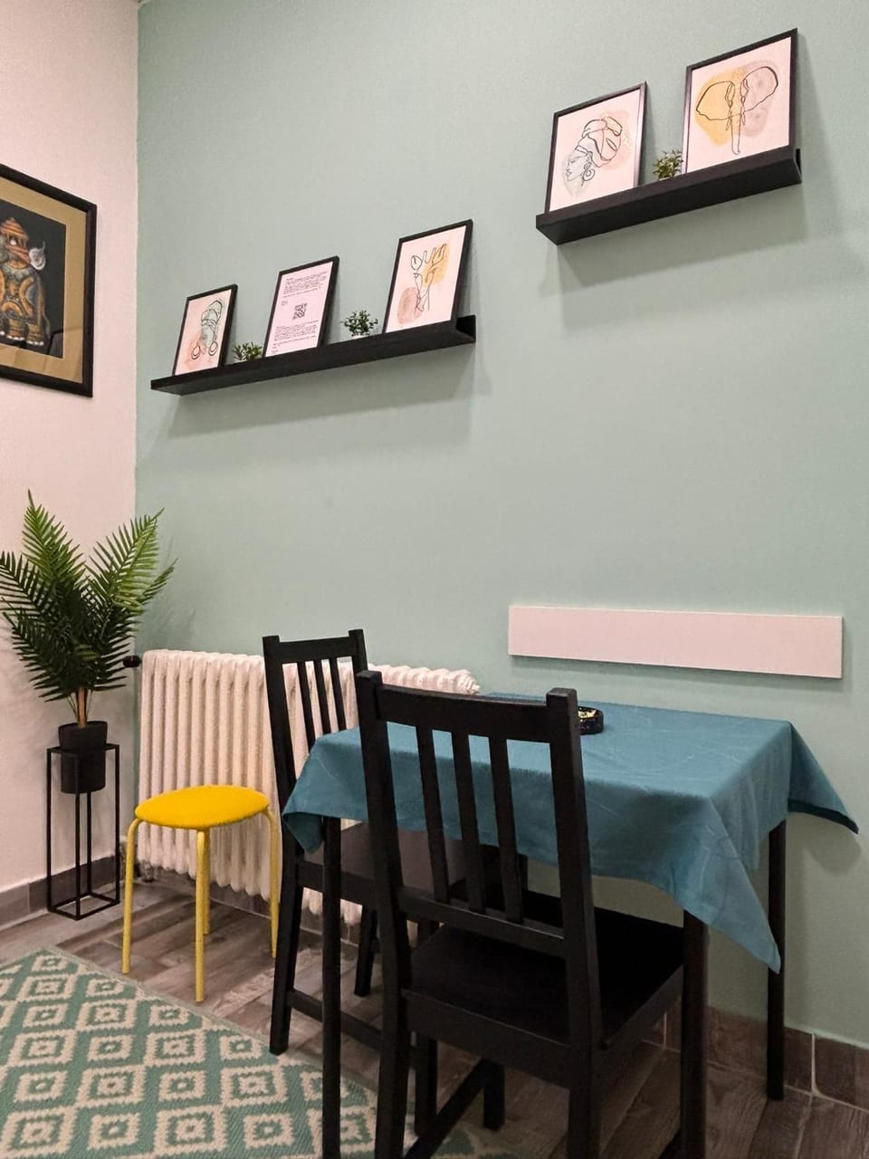 Seating area, Dining area