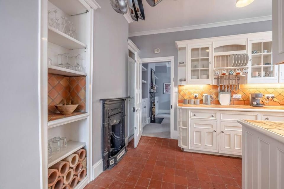 Stylish Home Central Windsor-Walk 2 All The Sights - By Tempstay House in Windsor