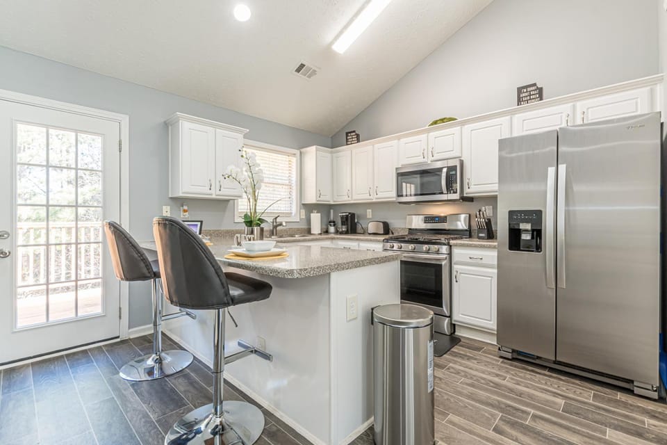 Kitchen or kitchenette, Dining area, minibar, oven, pet friendly, stove