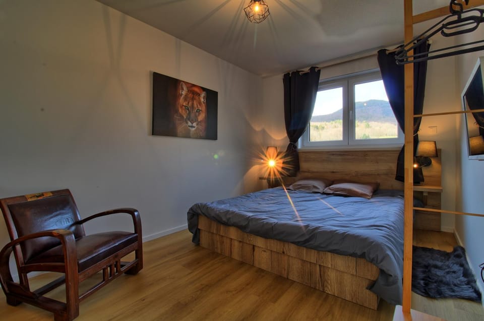 Photo of the whole room, Bedroom
