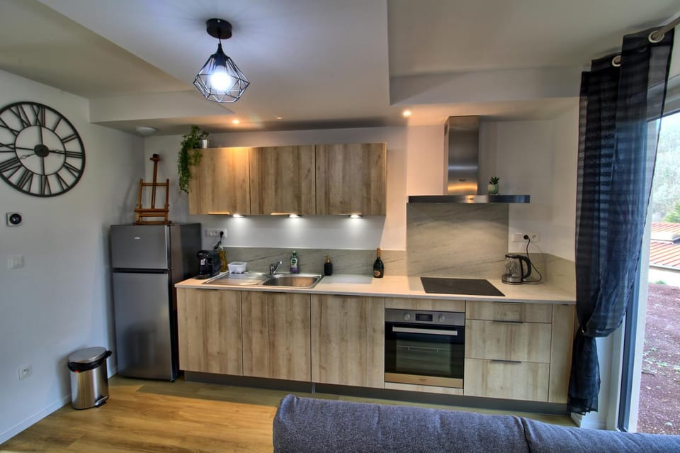 Coffee/tea facilities, oven, stove