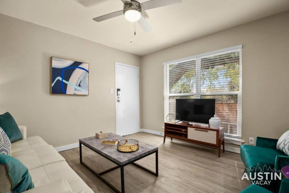 7-Minute Walk to Deep Eddy Pool, Parking, and Grill Apartment in Austin