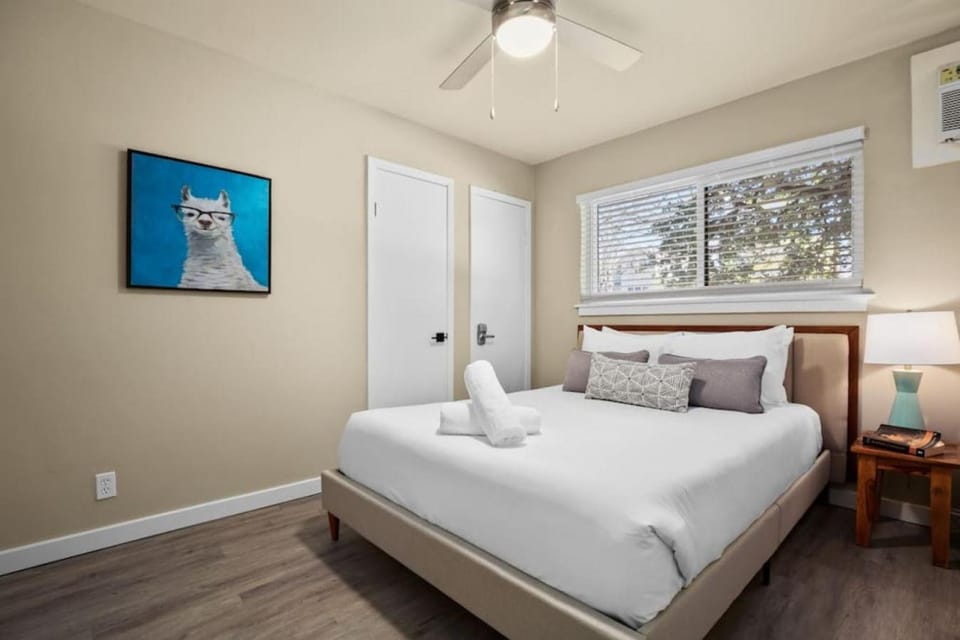 7-Minute Walk to Deep Eddy Pool, Parking, and Grill Apartment in Austin