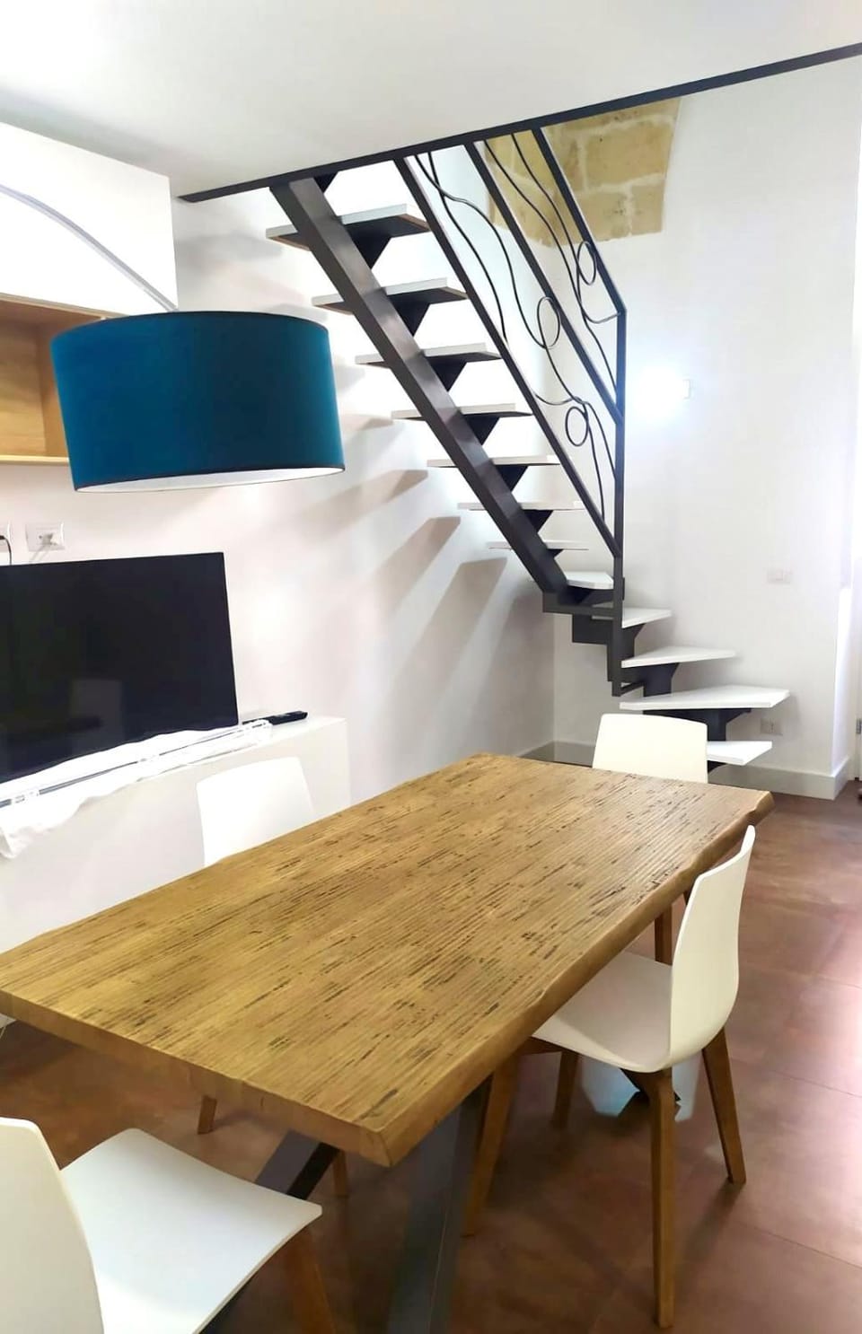 TV and multimedia, Living room, Seating area, Dining area