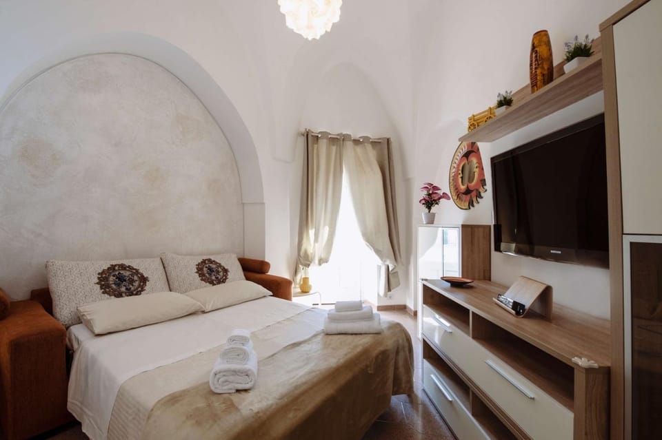 Bed, TV and multimedia, Living room, Seating area, towels