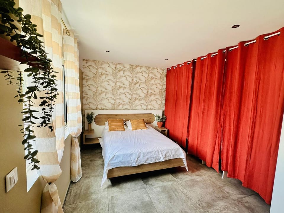 Photo of the whole room, Bedroom