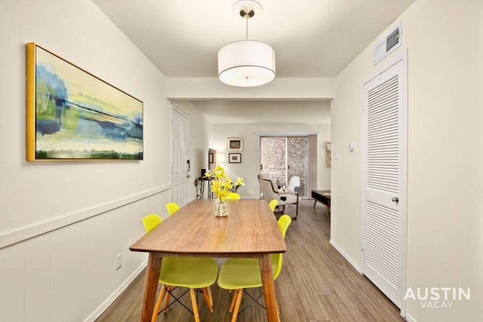 Walk to the Golf Course 2BD Apt, Pool, and Parking Apartment in Austin