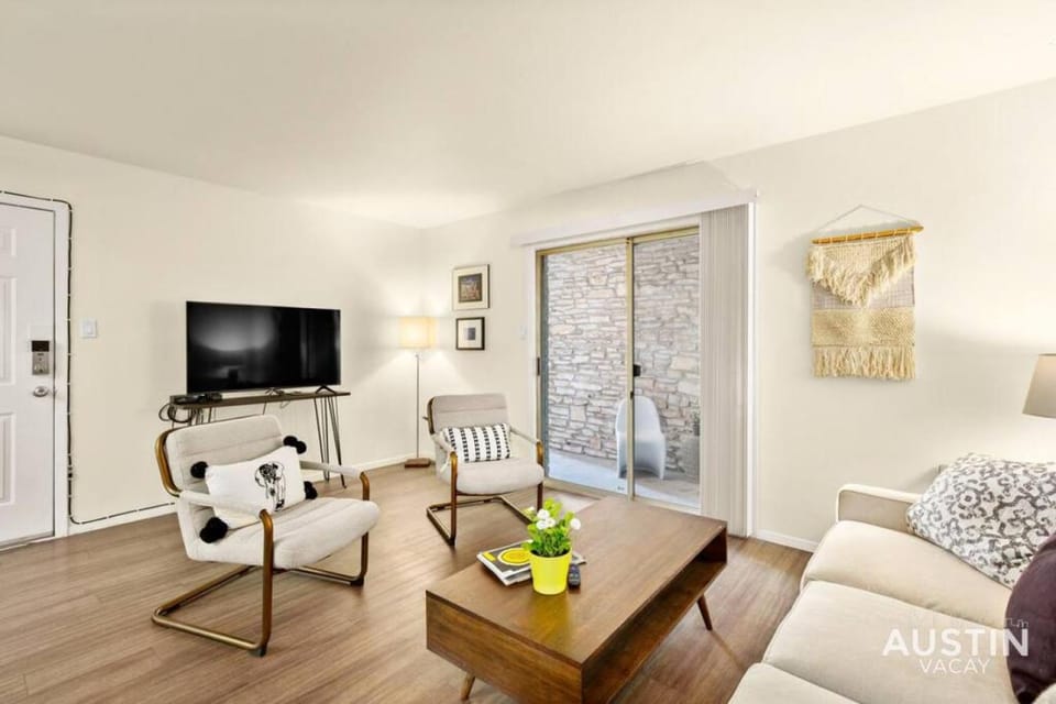 Walk to the Golf Course 2BD Apt, Pool, and Parking Apartment in Austin