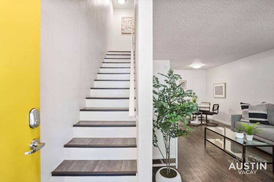 Walk to Everything - Fun Hyde Park Space King Bed Apartment in Austin
