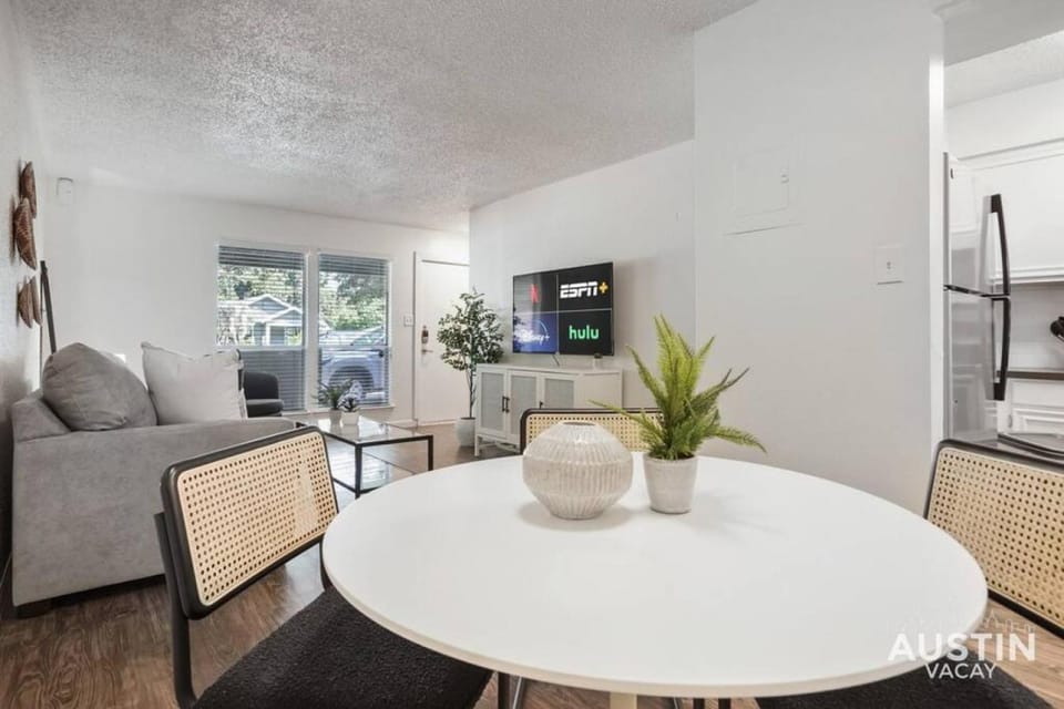 Walk to Everything - Fun Hyde Park Space King Bed Apartment in Austin