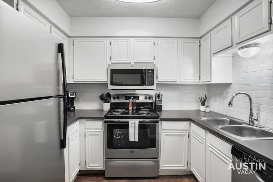 Walk to Everything - Fun Hyde Park Space King Bed Apartment in Austin