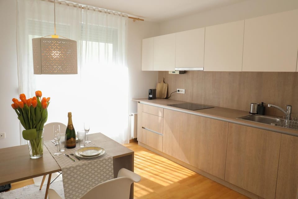Coffee/tea facilities, Dining area, kitchen