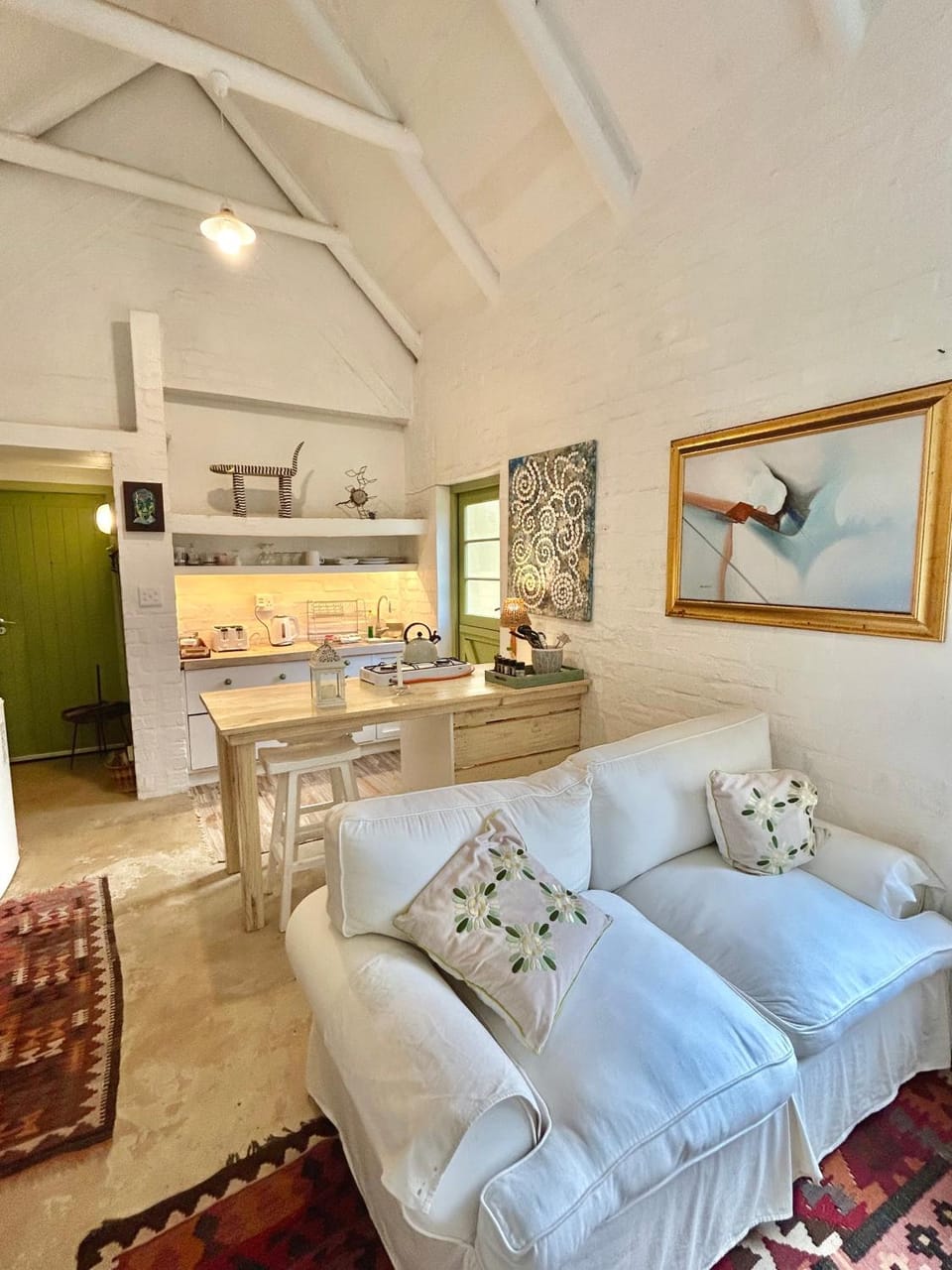 Kitchen or kitchenette, Seating area, Dining area