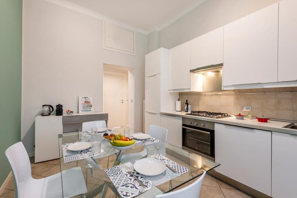 Kitchen or kitchenette, Dining area, oven