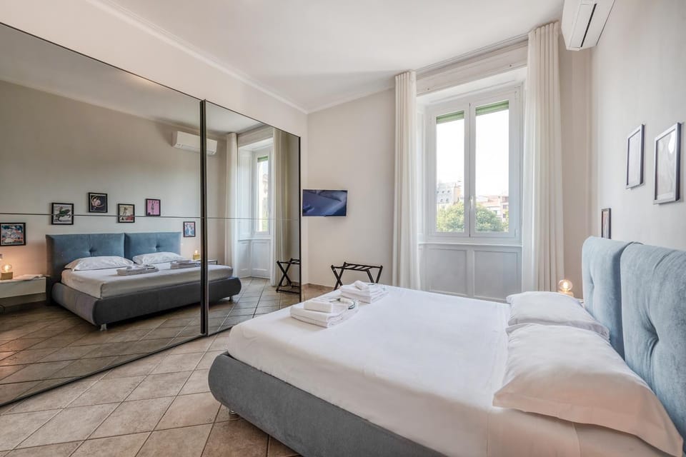 Bed, TV and multimedia, Photo of the whole room, Bedroom