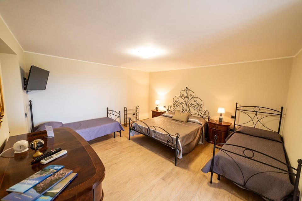 Bed, TV and multimedia, Photo of the whole room, Bedroom