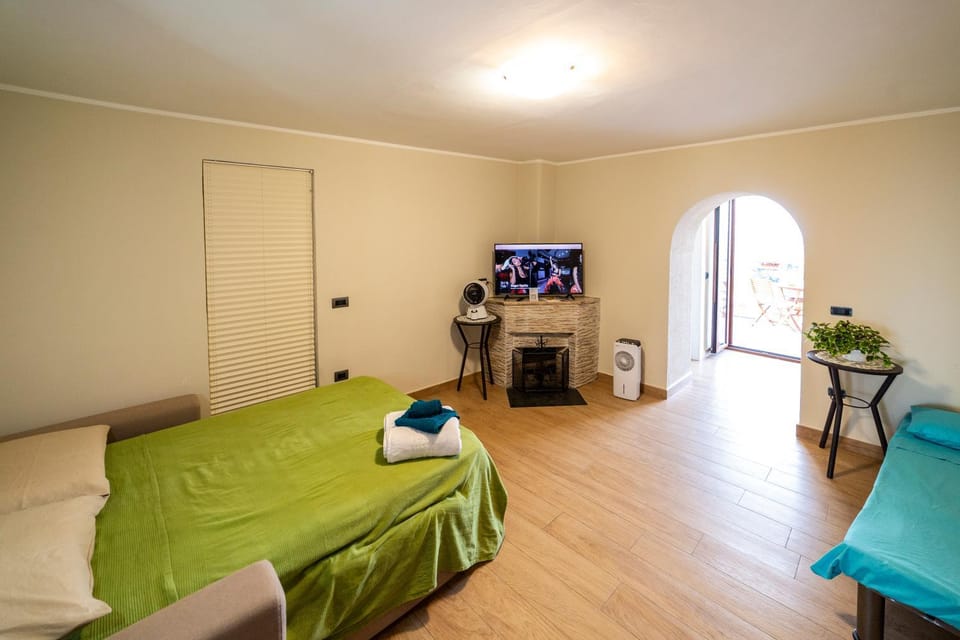Bed, TV and multimedia, Photo of the whole room, Bedroom