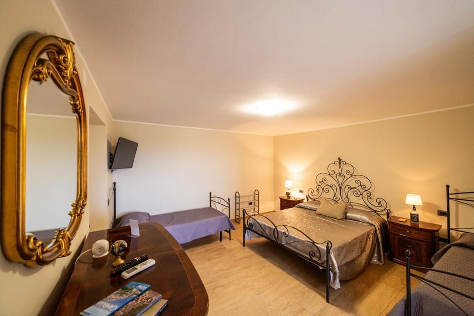 Bed, TV and multimedia, Photo of the whole room, Bedroom
