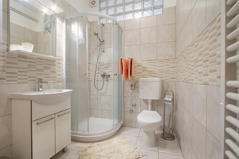 Shower, Toilet, Bathroom, towels