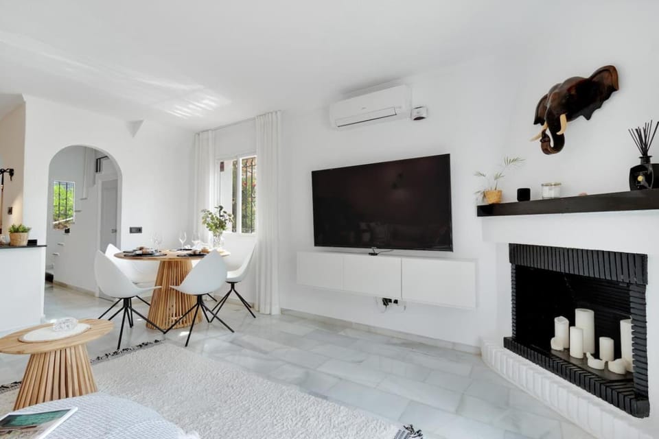 TV and multimedia, Living room, Seating area, Dining area, air conditioner