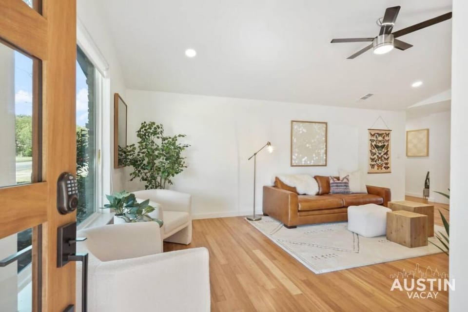 Trendy Remodeled Home by SoCo w Nice Outdoor Space House in Zilker