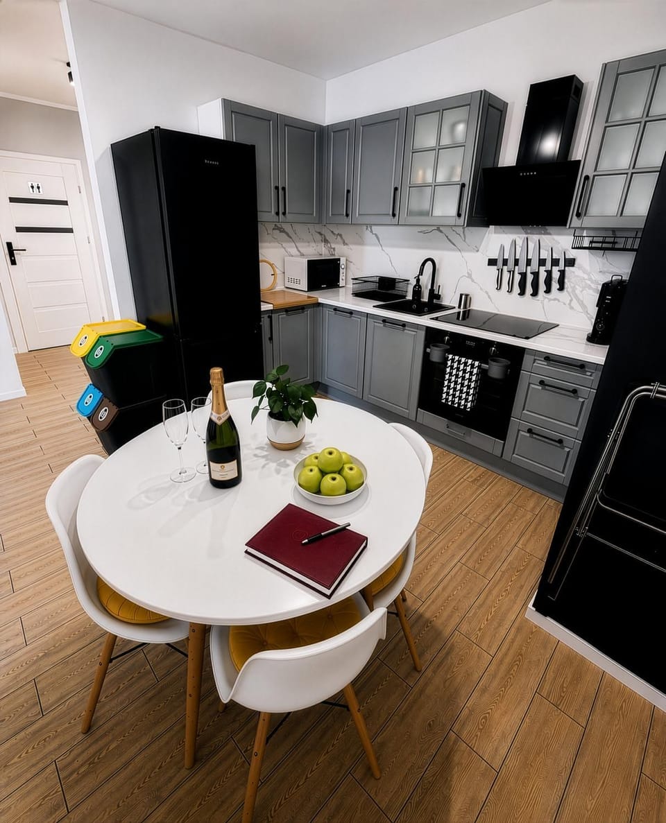 Coffee/tea facilities, Kitchen or kitchenette, Kitchen or kitchenette, Food and drinks, Dining area, Communal kitchen, Food, dishwasher, microwave, oven, stove, kitchen