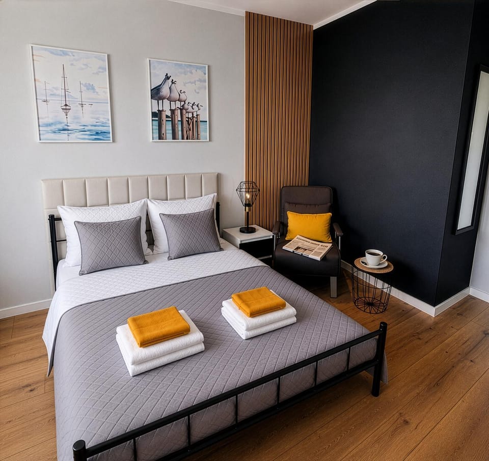 Bed, Photo of the whole room, Seating area, Bedroom, towels