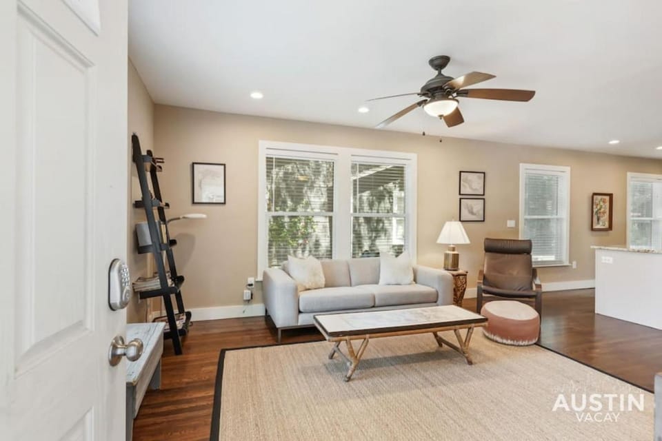 Sizable Screened in Porch w Luxury Kitchen and Bath House in Austin
