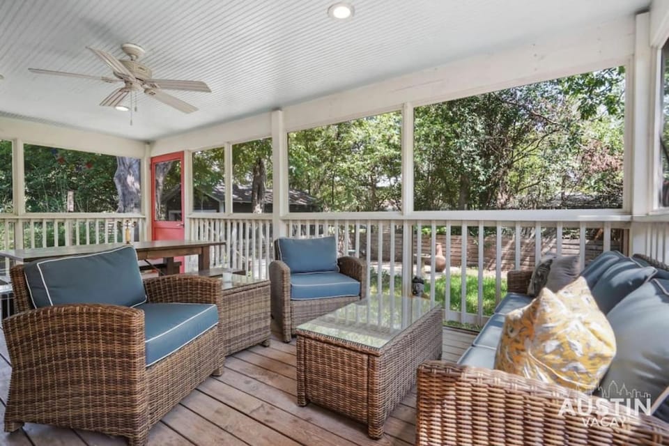 Sizable Screened in Porch w Luxury Kitchen and Bath House in Austin