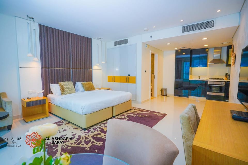 Bed, TV and multimedia, Kitchen or kitchenette, Living room, Photo of the whole room, Seating area, Bedroom