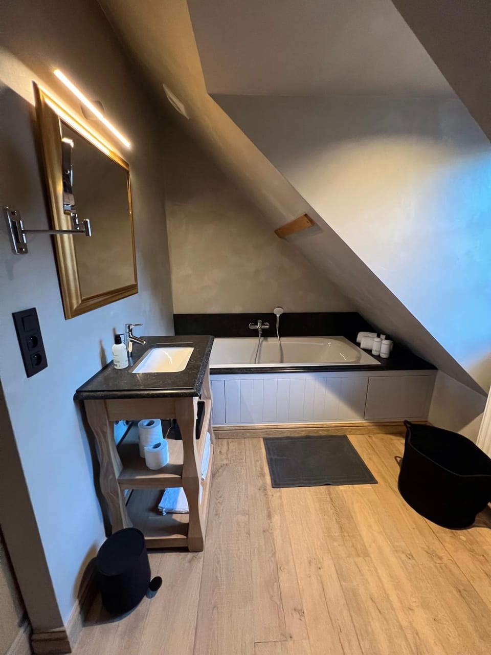 Toilet, Bathroom, Bath, heating, towels
