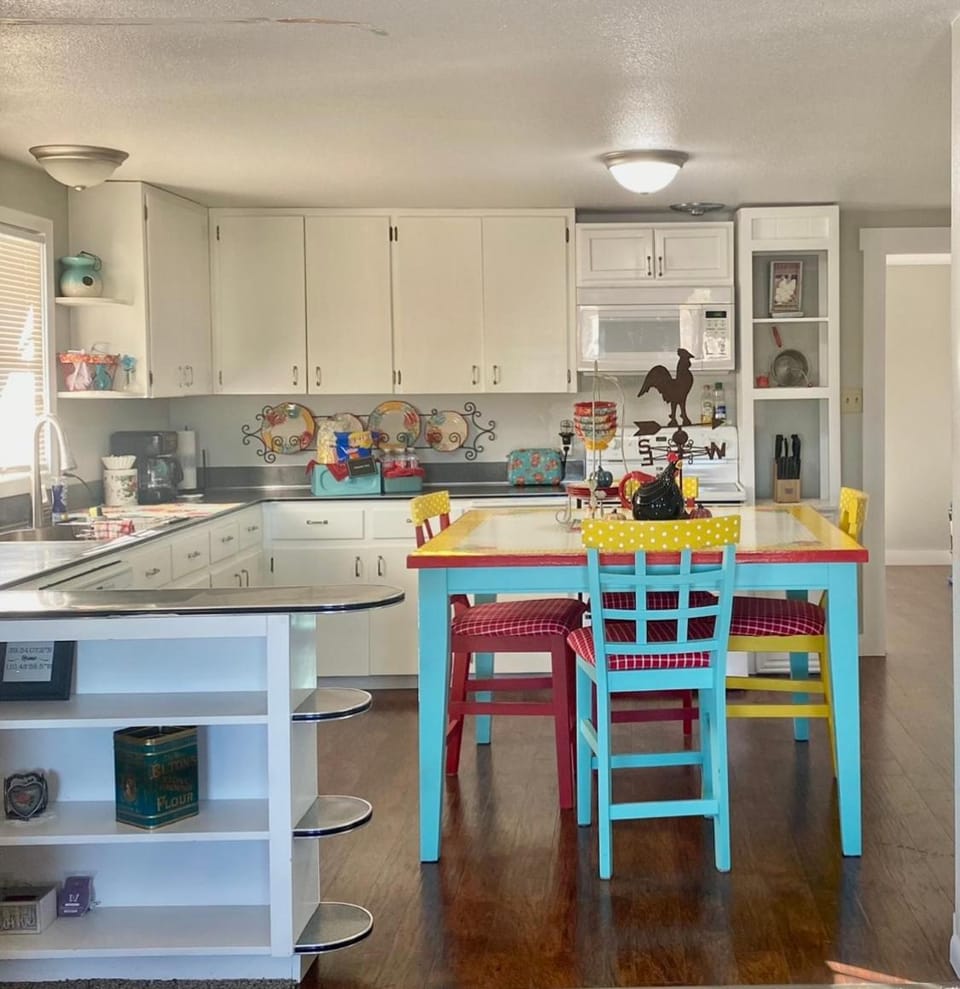 Kitchen or kitchenette, Dining area, dishwasher, minibar, pet friendly, stove, toaster