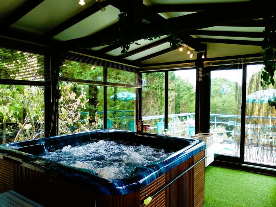Patio, Natural landscape, Hot Tub, Hot Tub, Balcony/Terrace, Spa and wellness centre/facilities, Garden view, towels, air conditioner