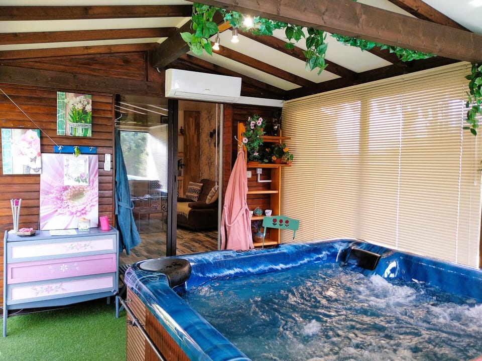 Natural landscape, Hot Tub, Hot Tub, Balcony/Terrace, Living room, Spa and wellness centre/facilities, Garden view, Seasons, towels, air conditioner