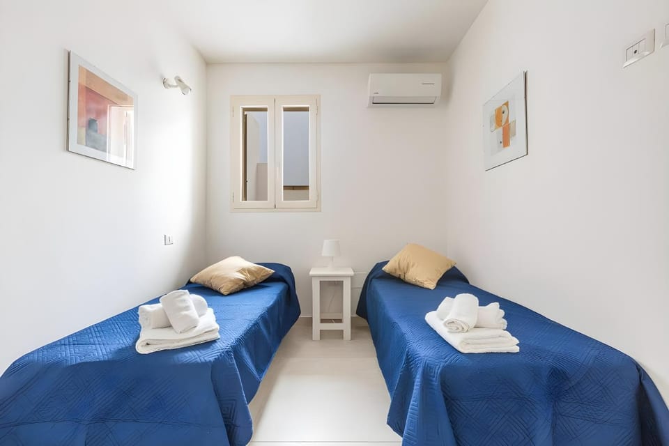 Bed, Photo of the whole room, Bedroom, towels, air conditioner
