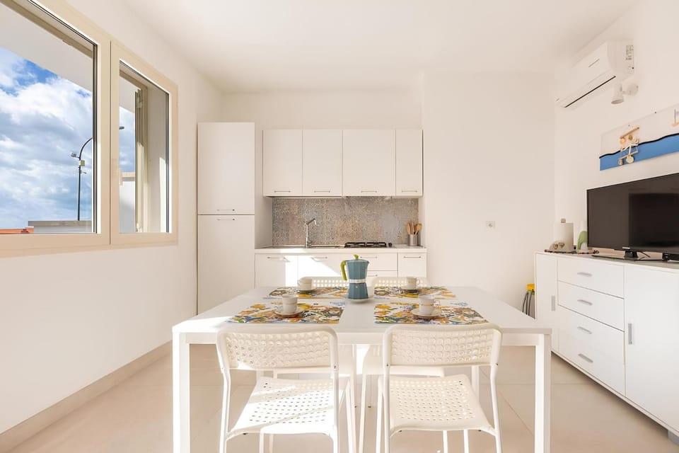 TV and multimedia, Kitchen or kitchenette, Dining area, stove, kitchen, air conditioner