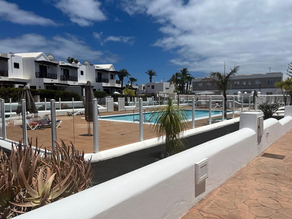 Property building, Pool view, Swimming pool, Swimming pool, sunbed