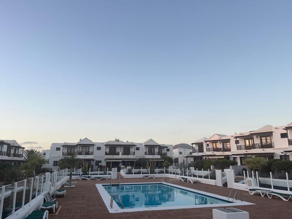 Property building, Day, Pool view, Swimming pool, Swimming pool, sunbed
