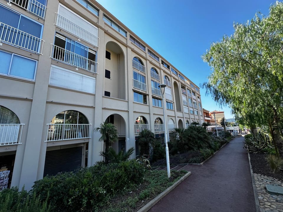 Property building, Neighbourhood