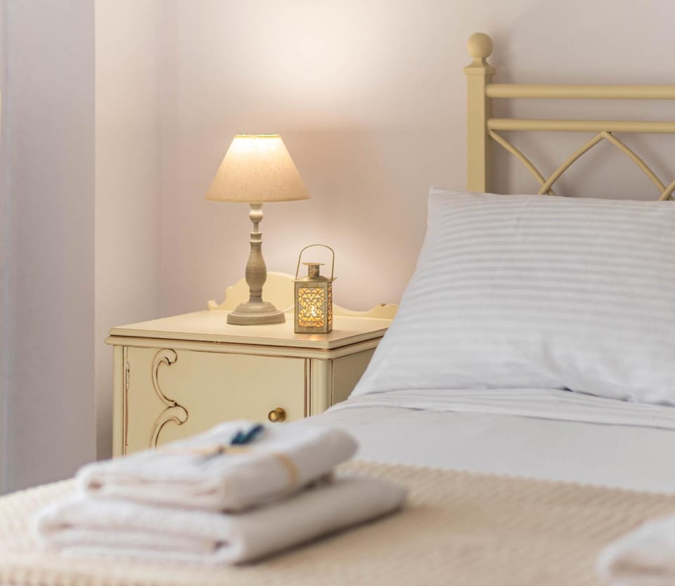 Bed, towels