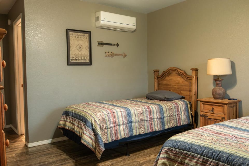 Lakeview Room Twin Beds - 21 House in Lake Texoma