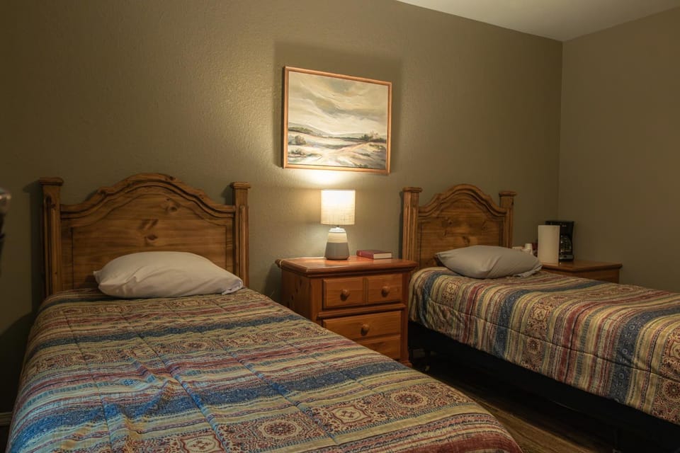 Lakeview Room Twin Beds - 21 House in Lake Texoma