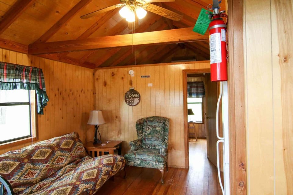 Lakefront Cedar Cabin - 7 Cabin in Lake Texoma