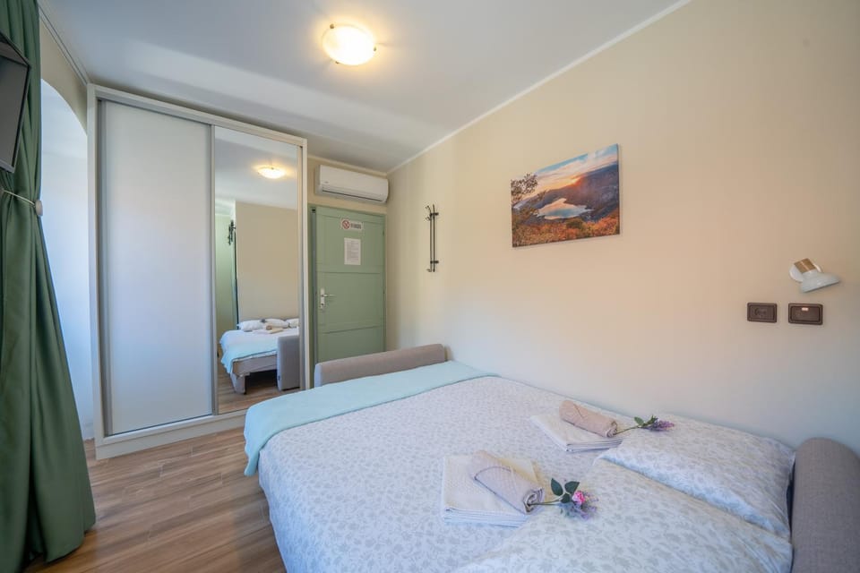 Bed, Photo of the whole room, towels