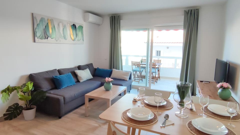 TV and multimedia, Living room, Seating area, Dining area, air conditioner