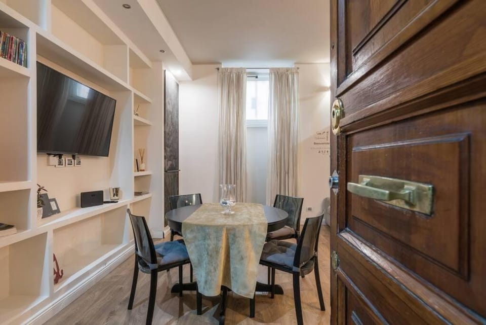 TV and multimedia, Living room, Seating area, Dining area
